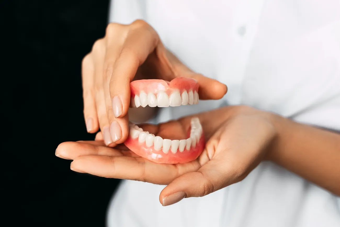 How do removable dentures work?